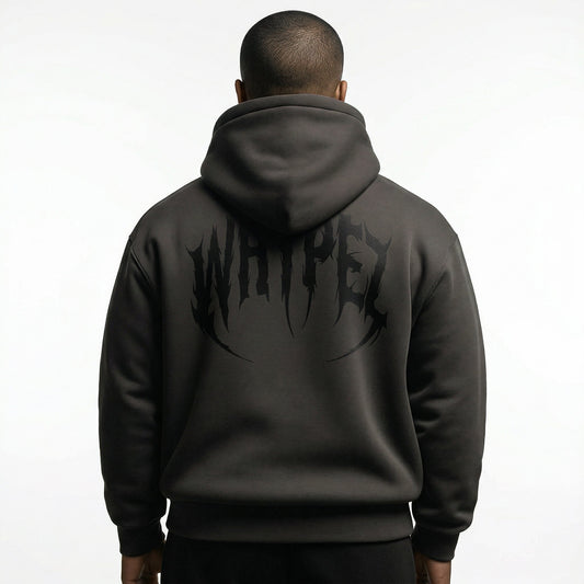 male-Rückansicht des Backfire Detonator Hoodies in Anthrazit getragen von einem Mann, mit großflächigem schwarzem WHYPEZ Grafik-Print.