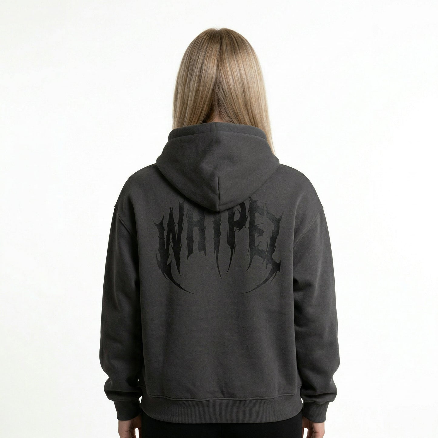 female-Rückansicht des Backfire Detonator Hoodies in Anthrazit getragen von einer Frau, mit großem schwarzem WHYPEZ Logo-Print im Metal-Stil.