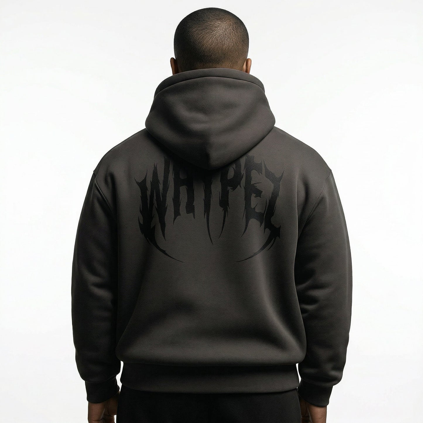 male-Rückansicht des Backfire Detonator Hoodies in Anthrazit getragen von einem Mann, mit großflächigem schwarzem WHYPEZ Grafik-Print.