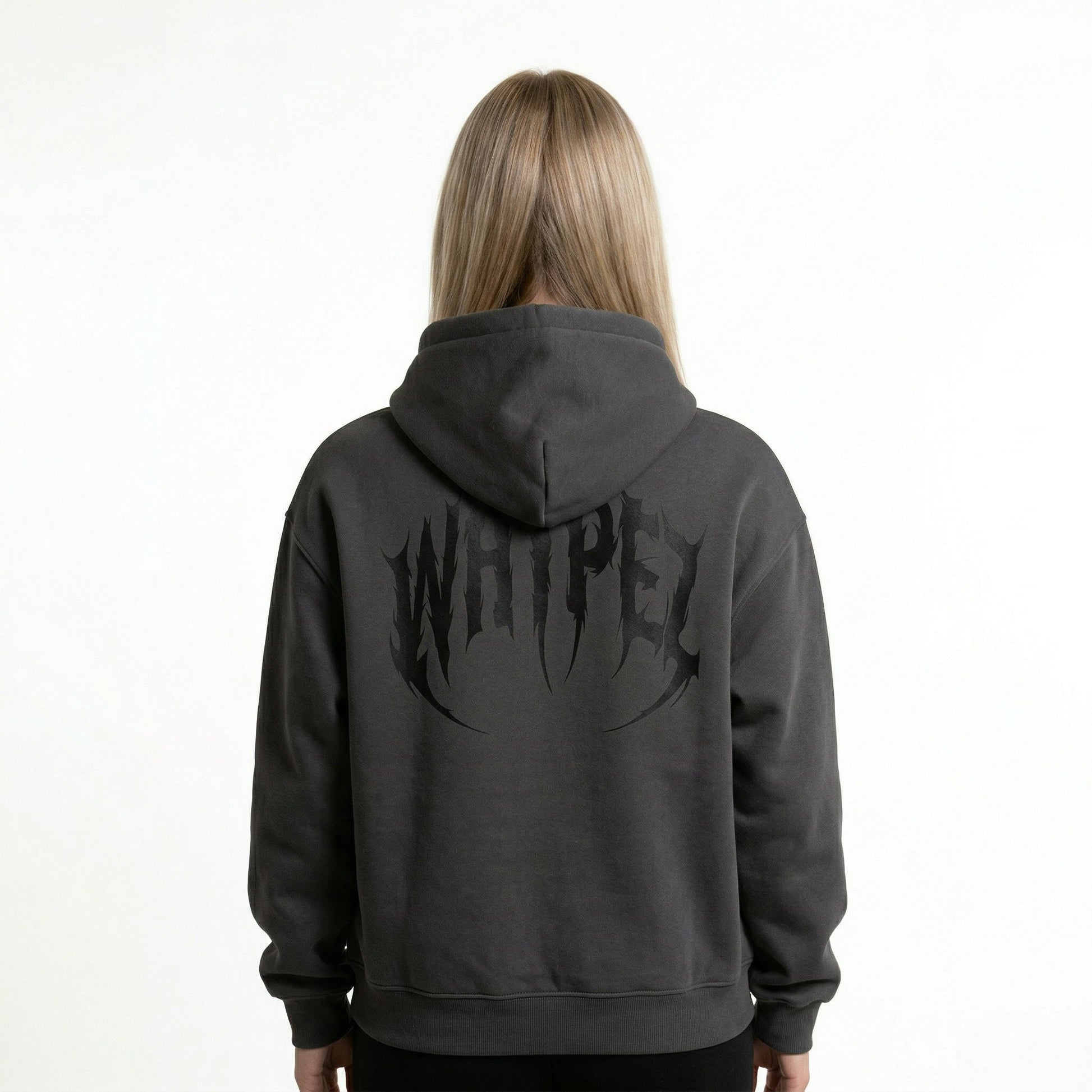 female-Rückansicht des Backfire Detonator Hoodies in Anthrazit getragen von einer Frau, mit großem schwarzem WHYPEZ Logo-Print im Metal-Stil.