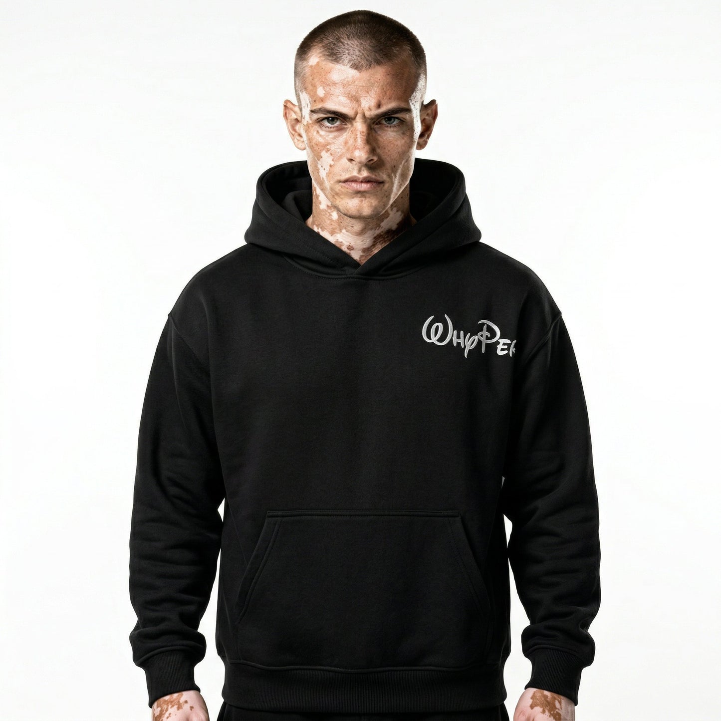 male-Vorderansicht des schwarzen Whypez wHoody Hoodies mit einem kleinen weißen 'Whypez' Schriftzug-Stick auf der linken Brust.