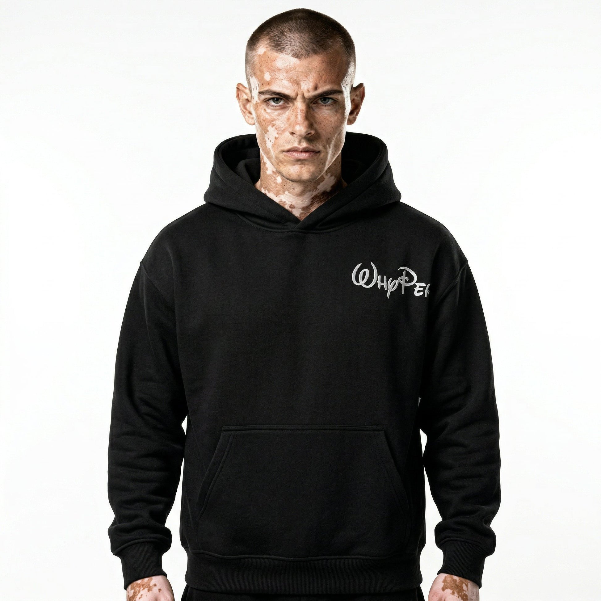 male-Vorderansicht des schwarzen Whypez wHoody Hoodies mit einem kleinen weißen 'Whypez' Schriftzug-Stick auf der linken Brust.
