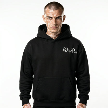male-Vorderansicht des schwarzen Whypez wHoody Hoodies mit einem kleinen weißen 'Whypez' Schriftzug-Stick auf der linken Brust.