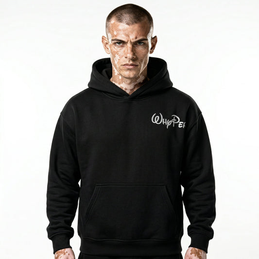 male-Vorderansicht des schwarzen Whypez wHoody Hoodies mit einem kleinen weißen 'Whypez' Schriftzug-Stick auf der linken Brust.