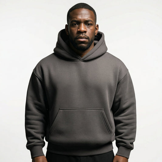 male-Vorderansicht des Backfire Detonator Hoodies in Anthrazit mit Kängurutasche, getragen von einem Mann.